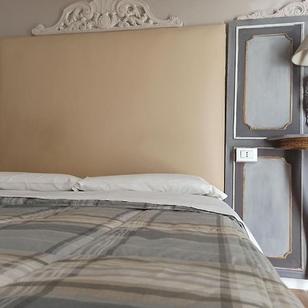 Cascina La Castagnara Bed and Breakfast Oriolo  Rum bild