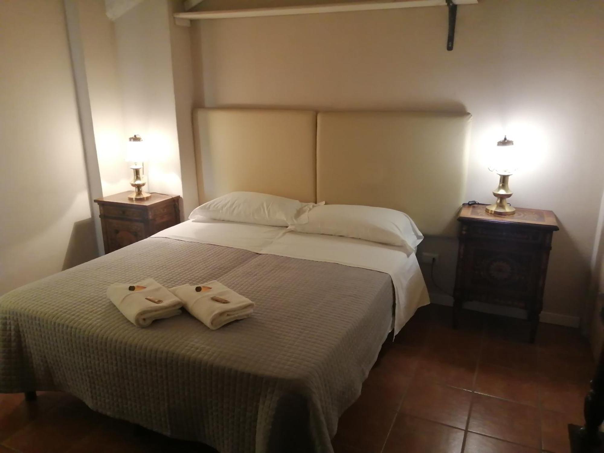 Cascina La Castagnara Bed and Breakfast Oriolo  Rum bild