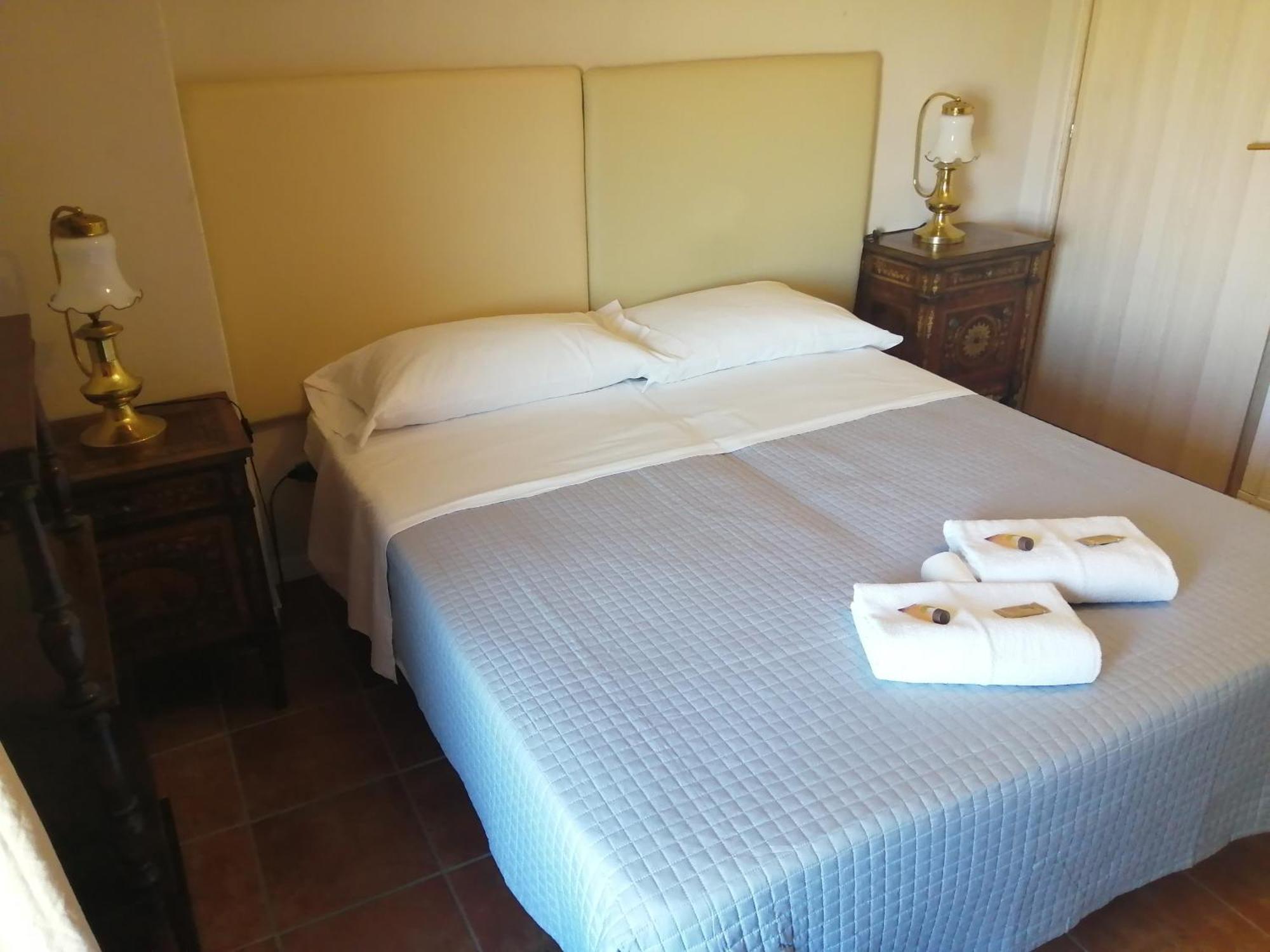 Cascina La Castagnara Bed and Breakfast Oriolo  Rum bild