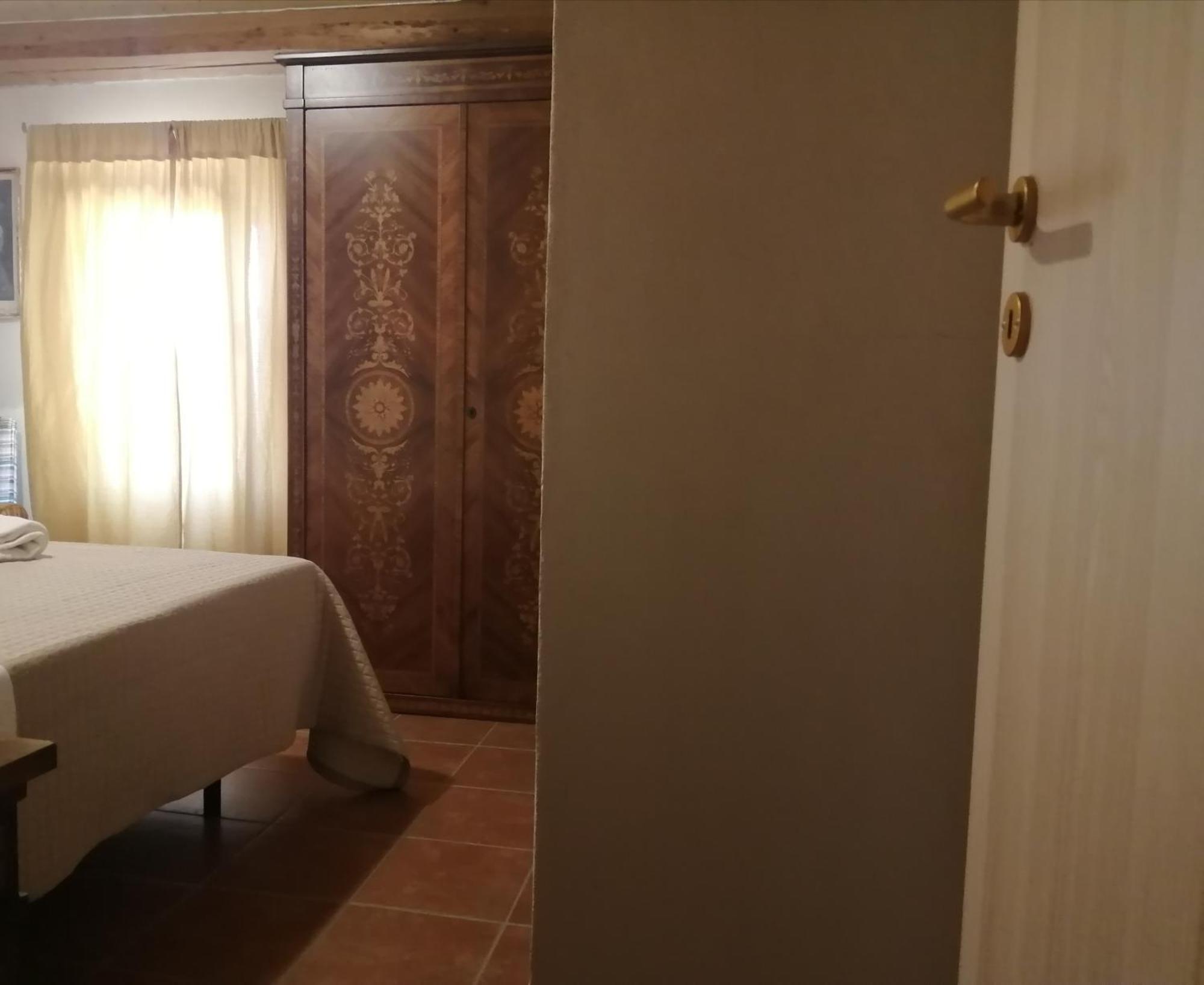 Cascina La Castagnara Bed and Breakfast Oriolo  Rum bild